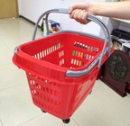 Czerwony toczący się plastikowy wózek na zakupy Koszyk / Przenośny kosz do przechowywania z kółkami
