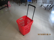 Czerwony plastikowy wózek na kółkach do supermarketów / warzyw